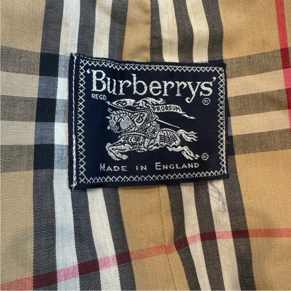 Authentic Burberry trench coat with belt - Picture 12 of 13